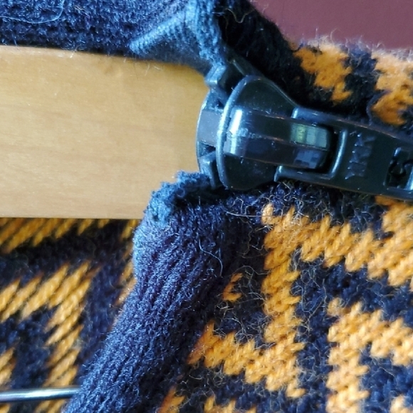 Vintage England Toplet Chevron Poncho in Black and Gold - Picture 4 of 8